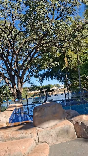 Piscina da pousada com vista para o Rio Araguaia